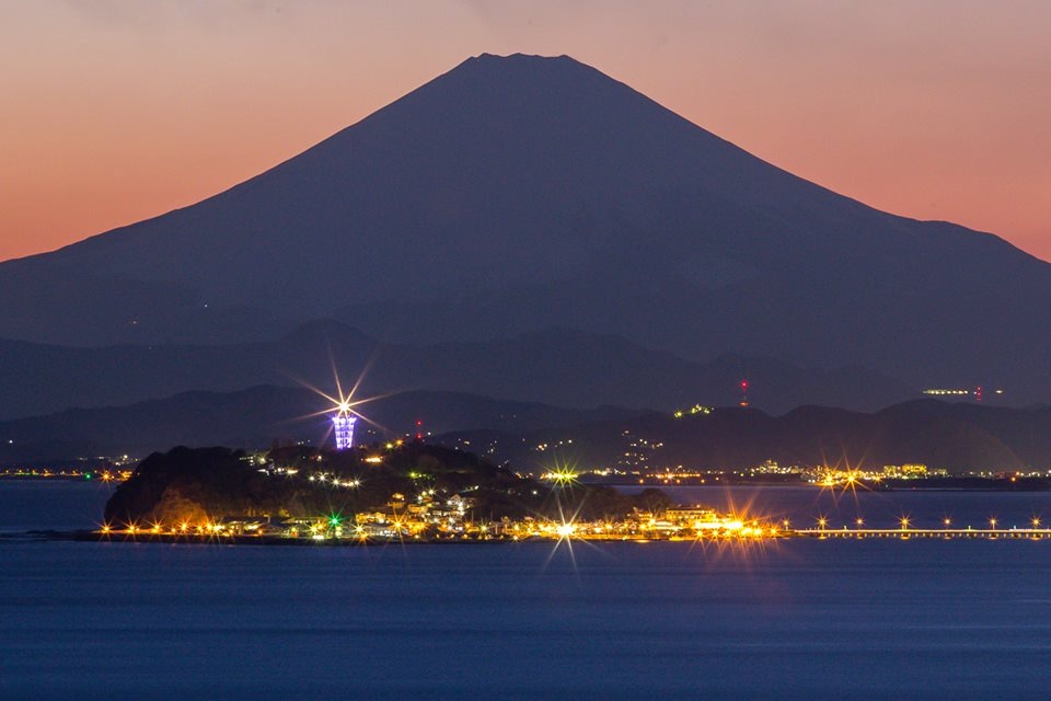 夕闇に浮かぶ富士山と江の島 富士山 風景等の写真 カメラでの撮影